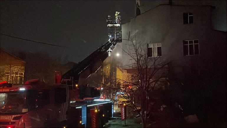 Ümraniye’de 3 katlı binada çıkan yangın söndürüldü