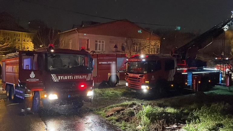 Ümraniye’de 3 katlı binada çıkan yangın söndürüldü