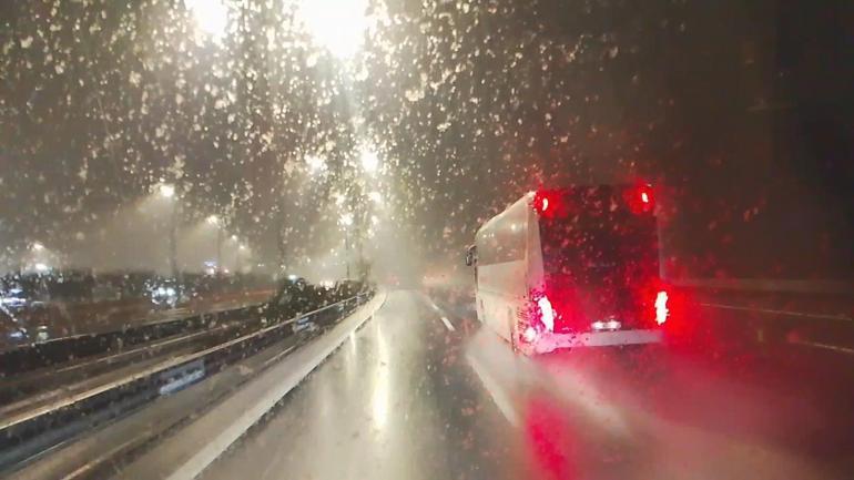 İstanbulda kar yağışı; sokaklar beyaza büründü