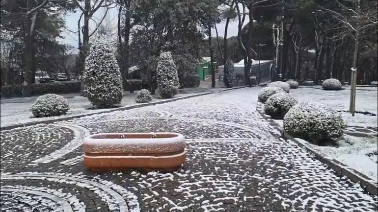 İstanbulda kar yağışı; sokaklar beyaza büründü