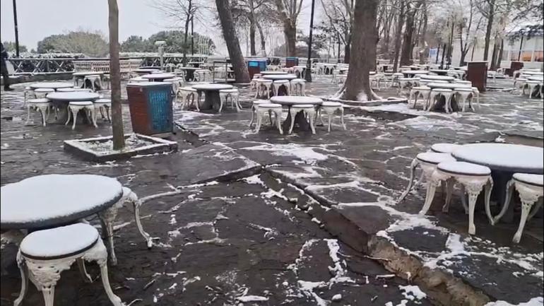 İstanbulda kar yağışı; sokaklar beyaza büründü