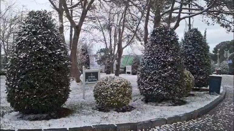 İstanbulda kar yağışı; sokaklar beyaza büründü
