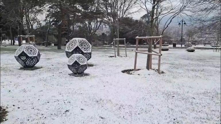 İstanbulda kar yağışı; sokaklar beyaza büründü