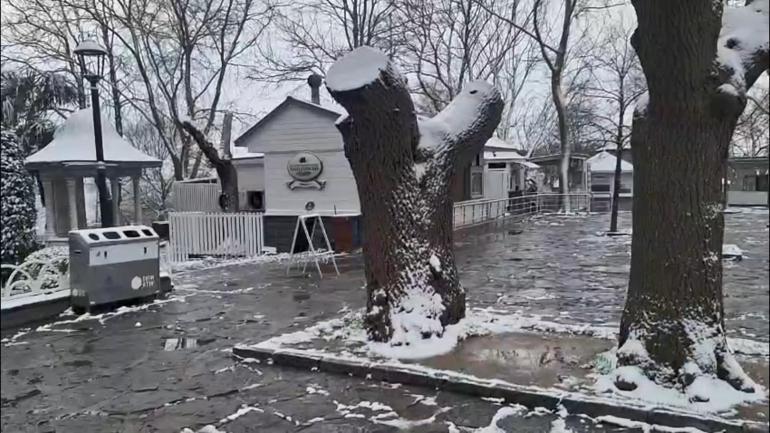 İstanbulda kar yağışı; sokaklar beyaza büründü