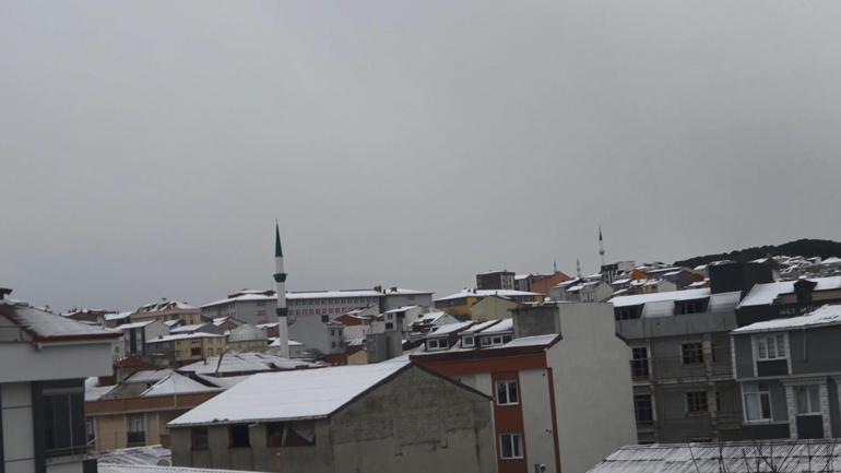 İstanbulda kar yağışı; sokaklar beyaza büründü