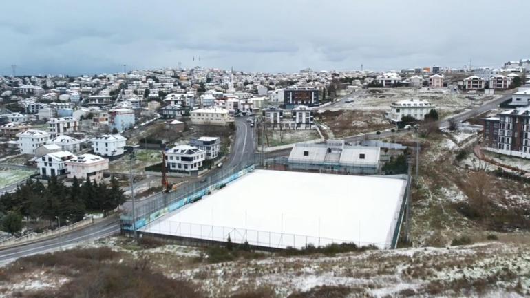 İstanbulda kar yağışı; sokaklar beyaza büründü