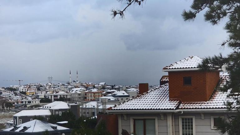 İstanbulda kar yağışı; sokaklar beyaza büründü