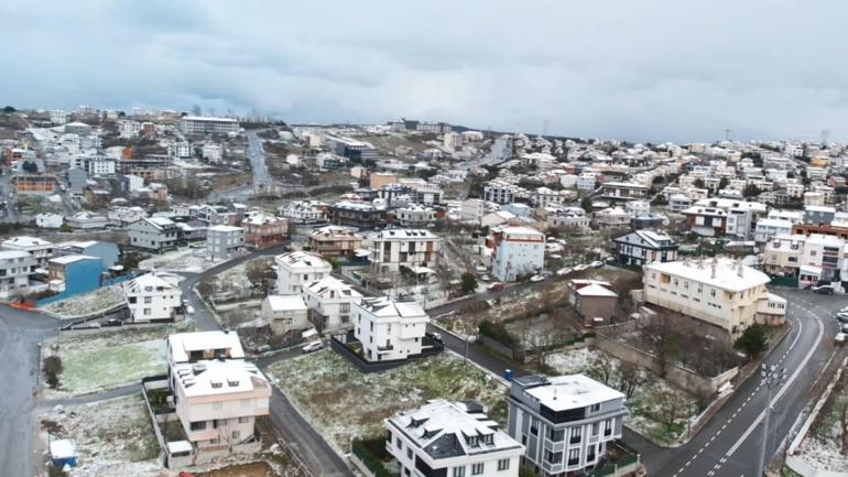 İstanbulda kar yağışı; sokaklar beyaza büründü