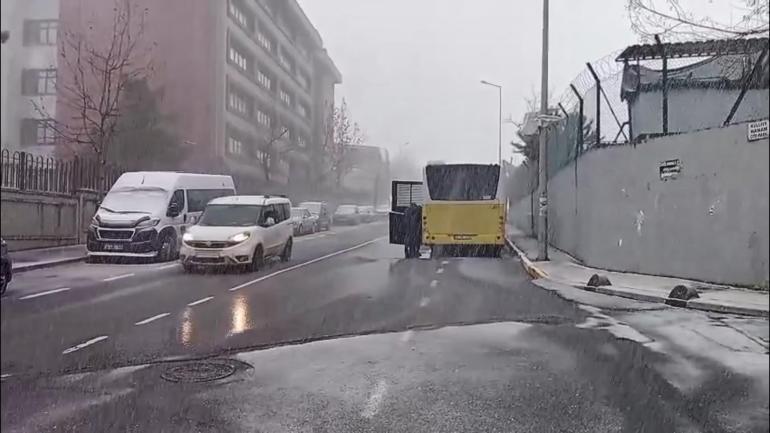 İstanbulda kar yağışı; sokaklar beyaza büründü