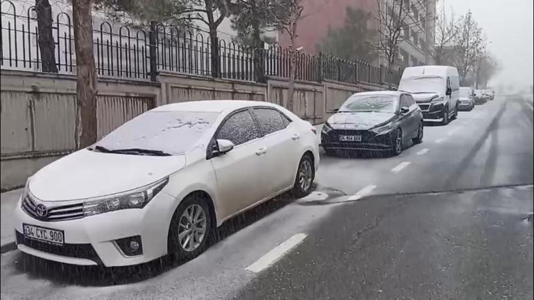 İstanbulda kar yağışı; sokaklar beyaza büründü