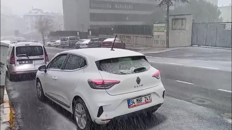 İstanbulda kar yağışı; sokaklar beyaza büründü