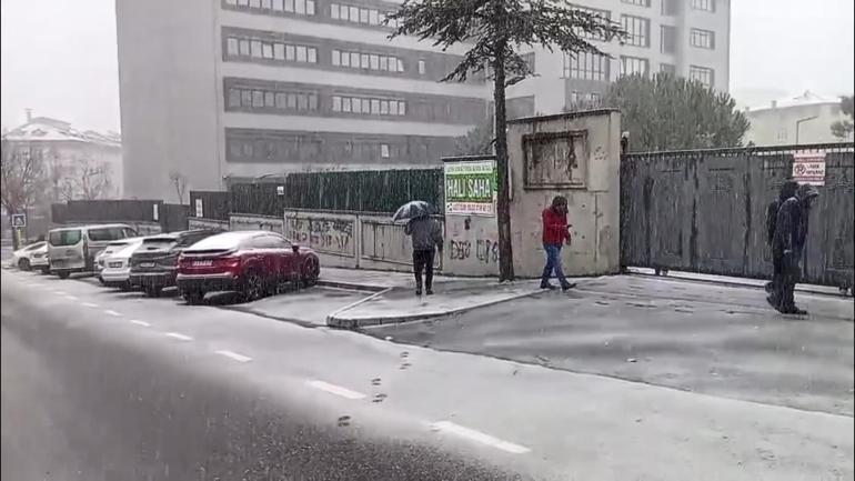 İstanbulda kar yağışı; sokaklar beyaza büründü