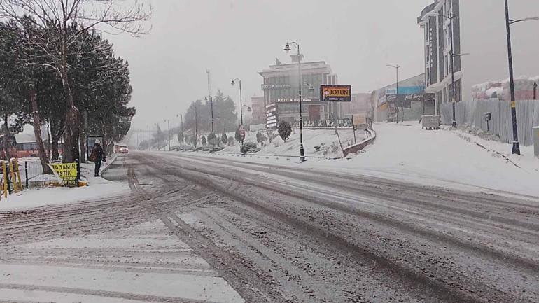 İstanbulda kar yağışı; sokaklar beyaza büründü