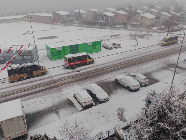 İstanbulda kar yağışı; sokaklar beyaza büründü