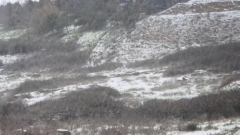 İstanbulda kar yağışı; sokaklar beyaza büründü