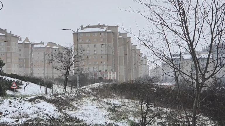 İstanbulda kar yağışı; sokaklar beyaza büründü