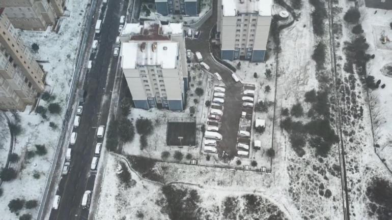 İstanbulda kar yağışı; sokaklar beyaza büründü
