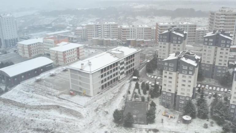 İstanbulda kar yağışı; sokaklar beyaza büründü