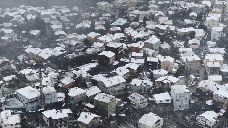 İstanbulda kar yağışı; sokaklar beyaza büründü