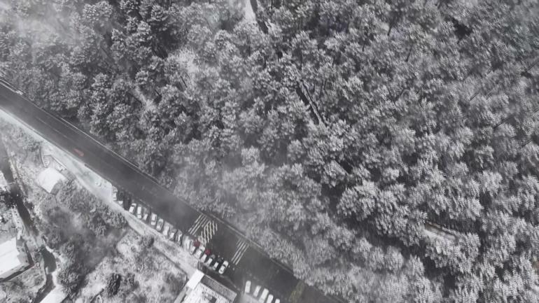 İstanbulda kar yağışı; sokaklar beyaza büründü