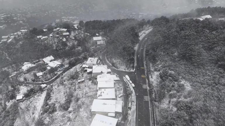 İstanbulda kar yağışı; sokaklar beyaza büründü