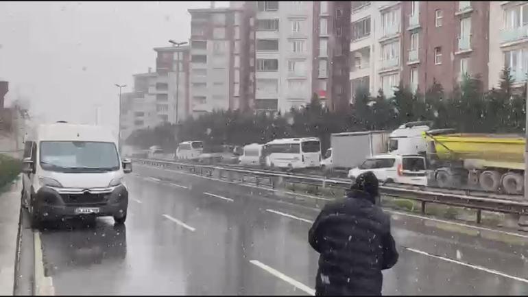 İstanbulda kar yağışı; sokaklar beyaza büründü