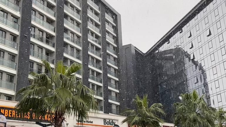 İstanbulda kar yağışı; sokaklar beyaza büründü