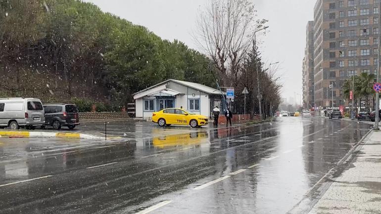 İstanbulda kar yağışı; sokaklar beyaza büründü