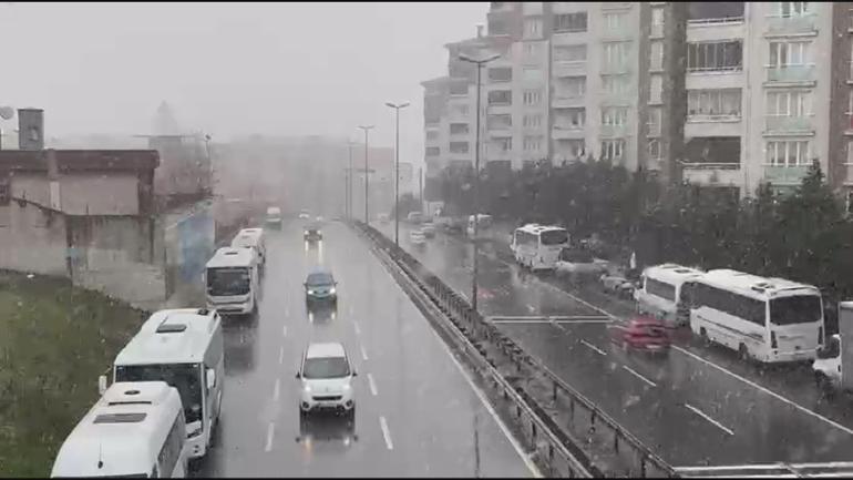 İstanbulda kar yağışı; sokaklar beyaza büründü