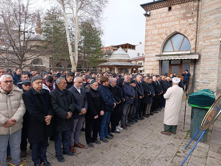 Yakıtı biten otomobilinin yanında beklerken hafif ticari araç çarpan mobilyacı toprağa verildi