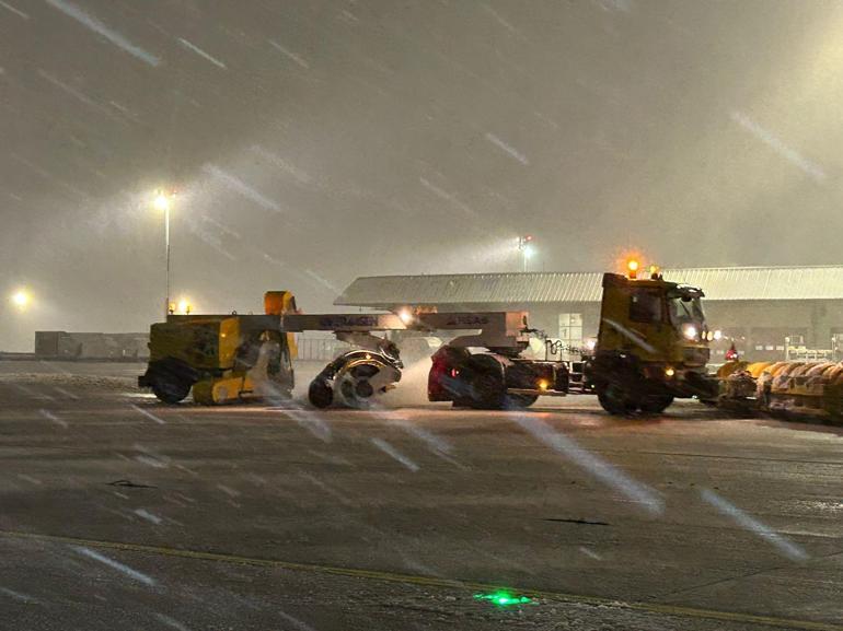 Sabiha Gökçen Havalimanı’nda karla mücadele; pistler açık tutuluyor