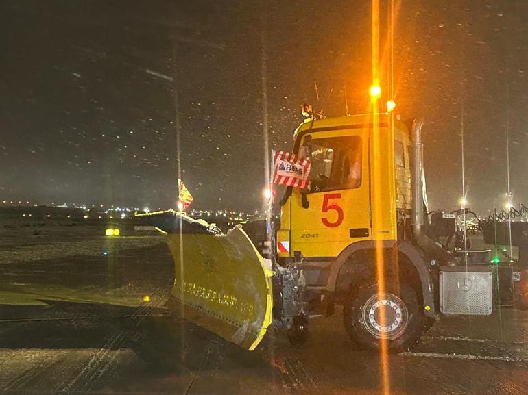 Sabiha Gökçen Havalimanı’nda karla mücadele; pistler açık tutuluyor