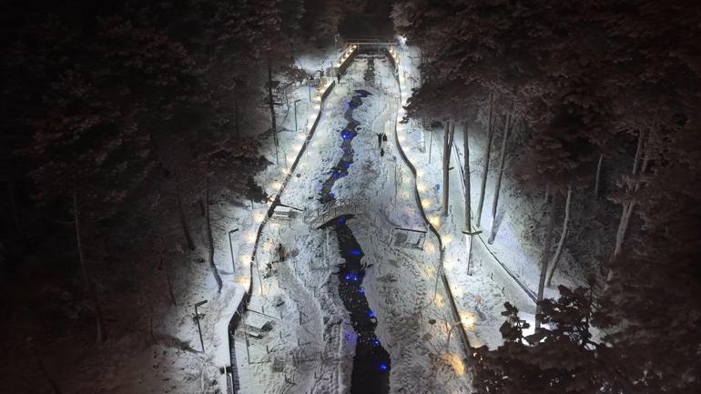 Aydos Ormanı karla beyaza büründü; aileler karın keyfini çıkardı