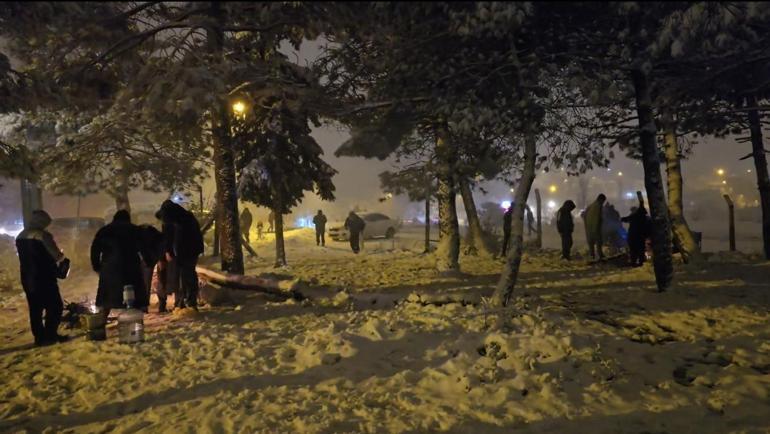 Aydos Ormanı karla beyaza büründü; aileler karın keyfini çıkardı