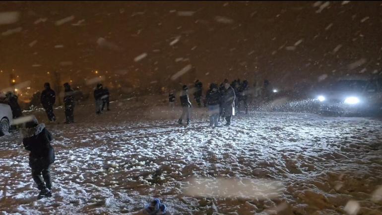 Aydos Ormanı karla beyaza büründü; aileler karın keyfini çıkardı
