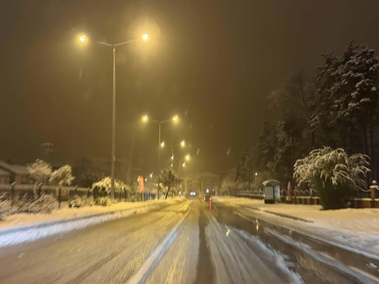 Bartında kar yağışı nedeniyle 65 köy yolu ulaşıma kapandı
