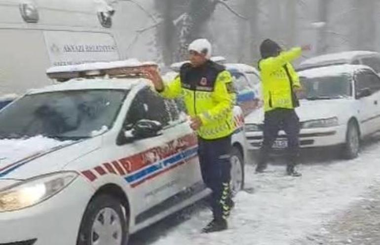 Kızak festivalinde jandarma ile çocukların kar topu savaşı