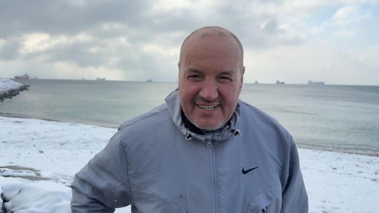 Avcılarda karlı havaya aldırış etmeden köpeğiyle beraber denizde yüzdü