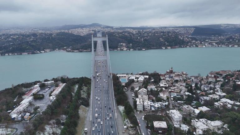 İstanbulda kar yağışı; kayan araçların kaza yaptığı anlar kamerada