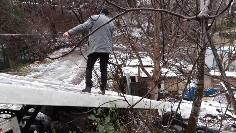 İstanbulda kar yağışı; kayan araçların kaza yaptığı anlar kamerada