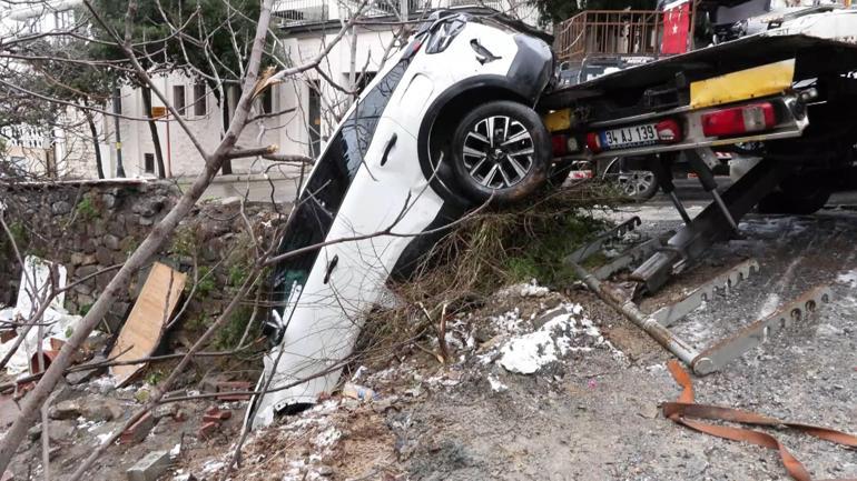 İstanbulda kar yağışı; kayan araçların kaza yaptığı anlar kamerada