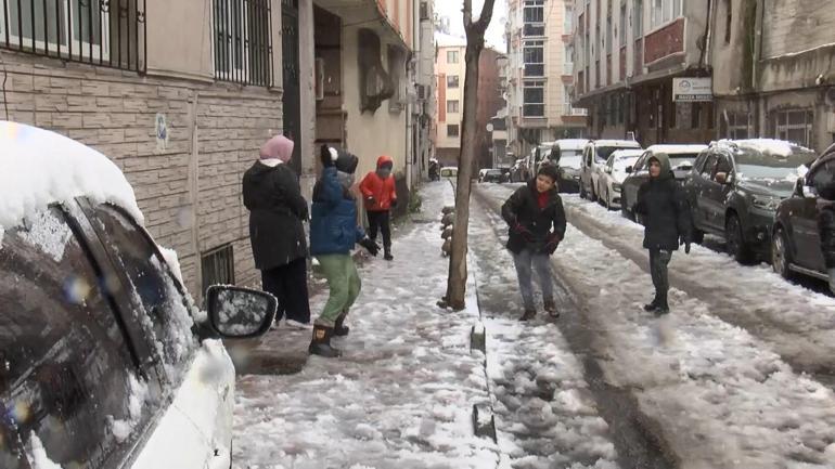 İstanbulda kar yağışı; kayan araçların kaza yaptığı anlar kamerada