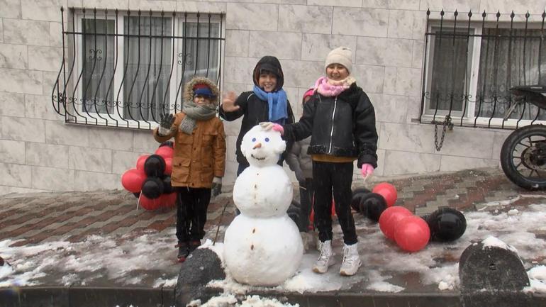 İstanbulda kar yağışı; kayan araçların kaza yaptığı anlar kamerada