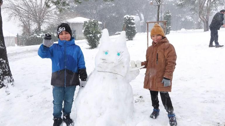 İstanbulda kar yağışı; kayan araçların kaza yaptığı anlar kamerada