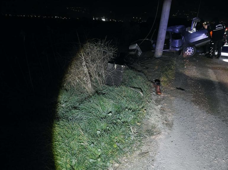 Salihlide otomobil elektrik direğine çarptı: 1 ölü, 2 yaralı