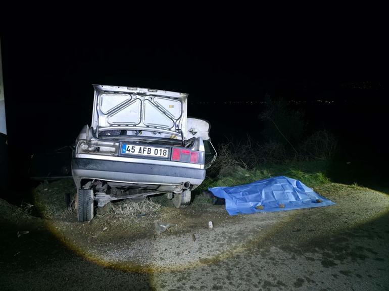 Salihlide otomobil elektrik direğine çarptı: 1 ölü, 2 yaralı