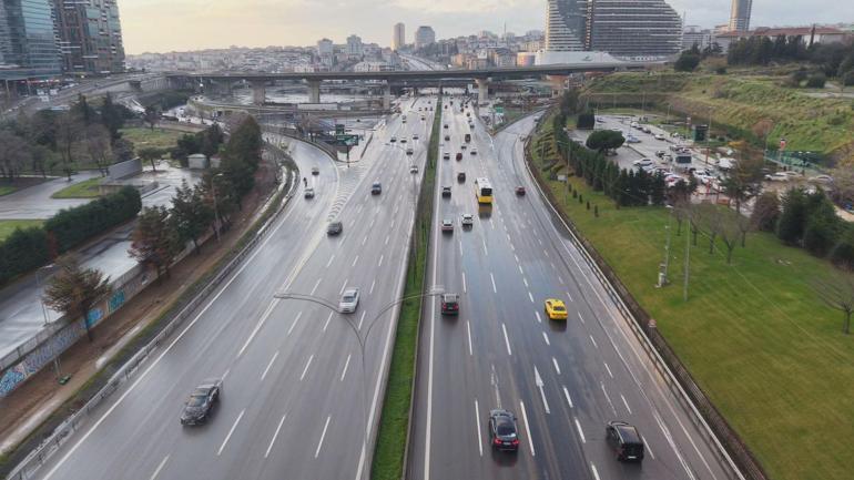 İstanbul halkı toplu taşımayı kullandı, megakent’te yollar boş kaldı