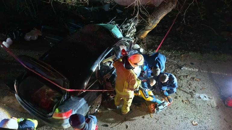 Bursada otomobil ağaca çarptı: 2 ölü, 2 yaralı