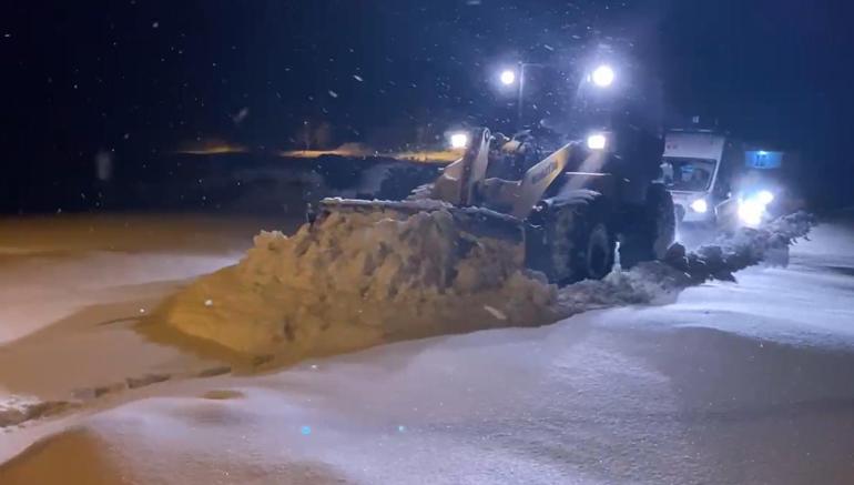Yolu kapanan köydeki hasta için ekipler seferber oldu
