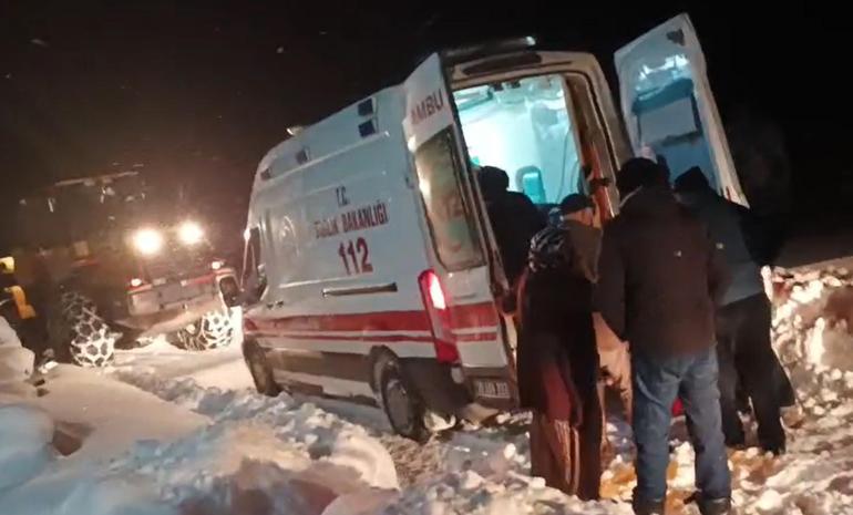 Yolu kapanan köydeki hasta için ekipler seferber oldu